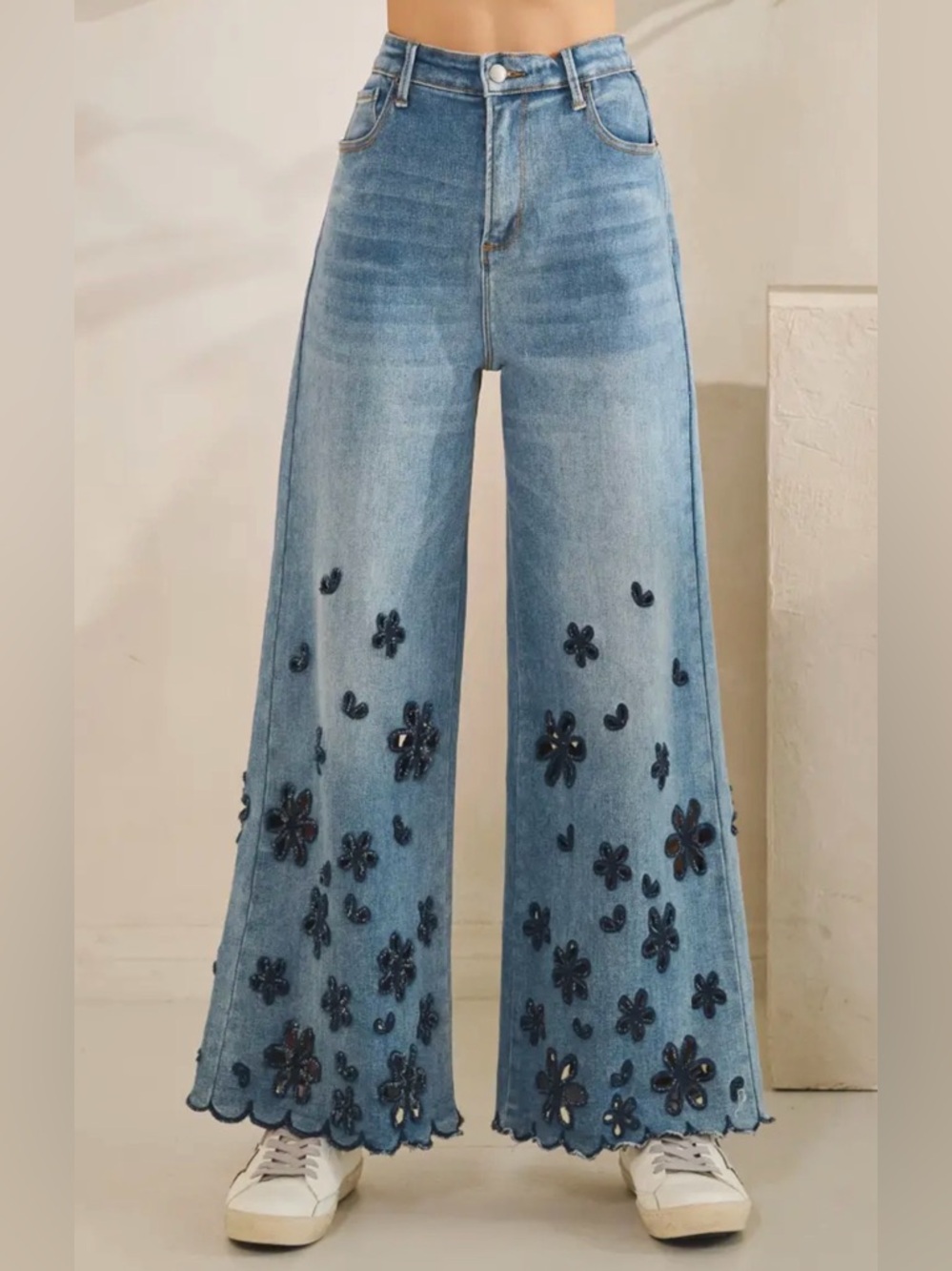 NEW Oli & Hali Washed Floral Cutout Scalloped Hem Wide Leg Jeans - Picture 4 of 11